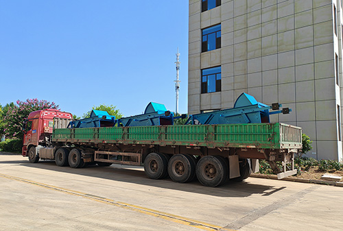 山东矿安机电生产的三台往复式给煤机装车发货